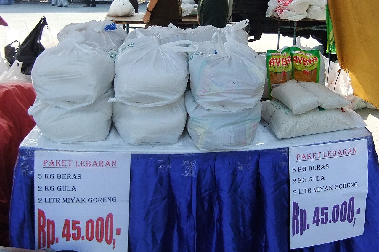 Penyaluran bansos jatibanteng